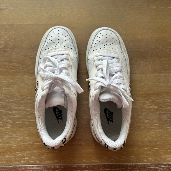 Nike 6.5 women’s shoe white with leopard - Picture 3 of 4